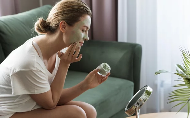 žena s bio maskou na tvári